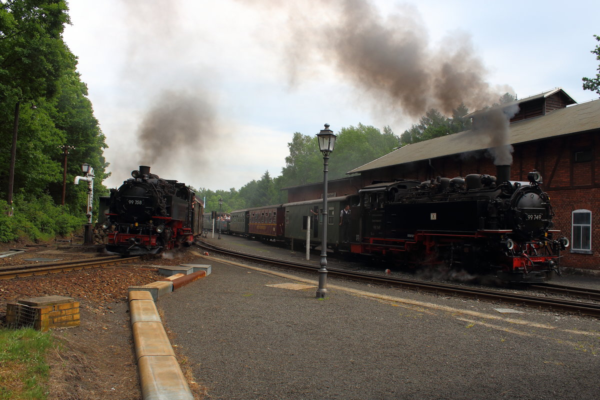 Doppelausfahrt in Bertsdorf. Links nach Jonsdorf Rechts nach Oybin. Aufgenommen am 04.06.2017