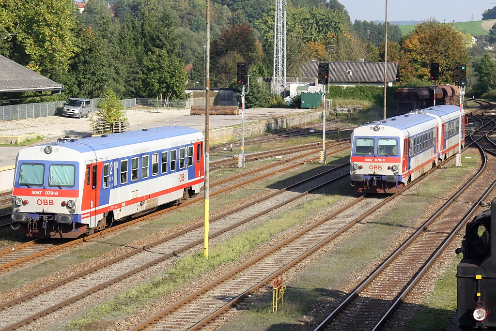 Doppelausfahrt im Bf. Ried im Innkreis: links der 5047 079-8 als R 5977 nach Neumarkt-Kallham und rechts 5047 092-1 mit 078-0 als R 3480 nach Attnang-Puchheim. Bild vom 03.Oktober 2014.
