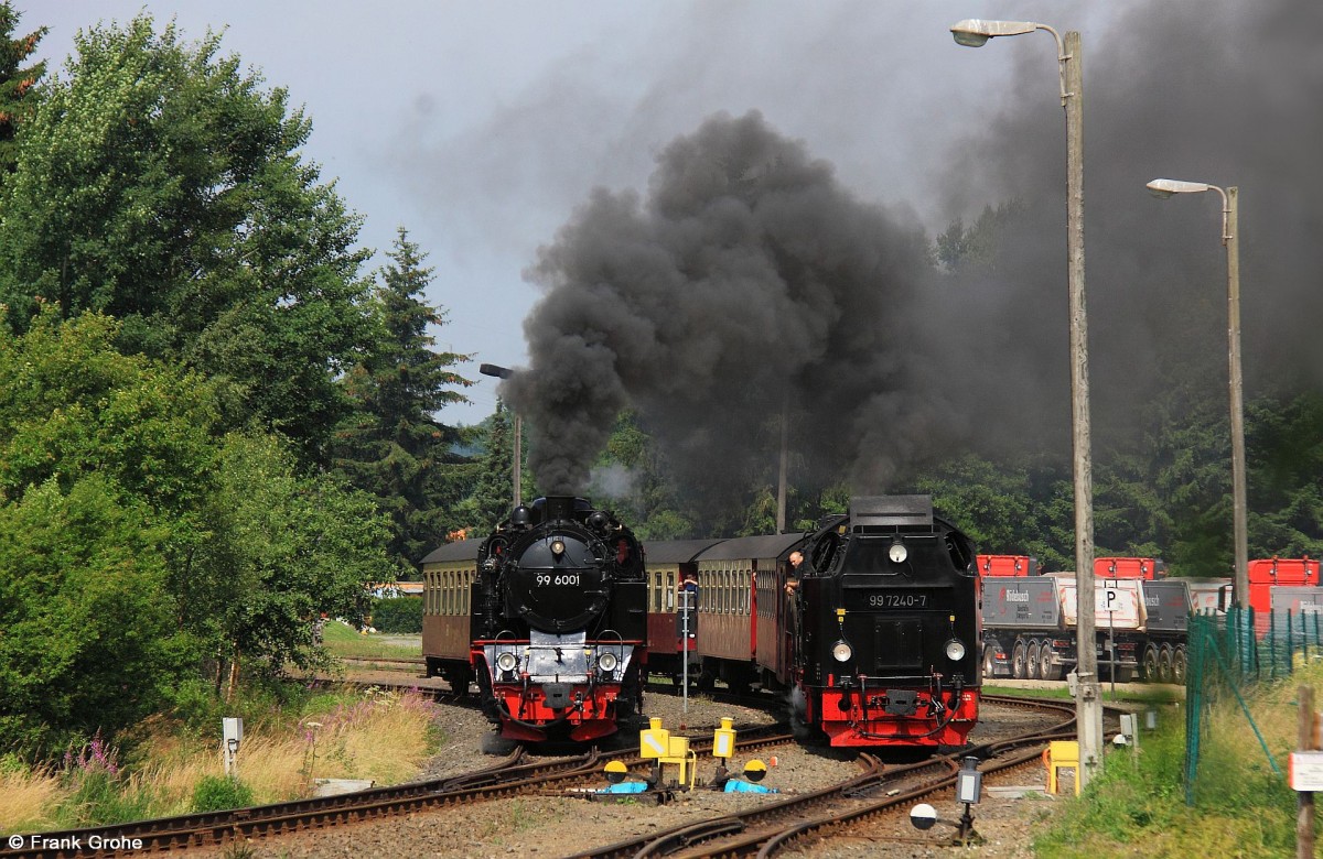 Doppelausfahrt Bf. Stiege HSB 99 6001, ex NWE 21 (Baujahr 1939, Krupp) mit Sonderzug Gernrode - Nordhausen + HSB 99 7240-7 (Bj. 1956, LKM) mit Planzug 8952 Eisfelder Talmühle - Quedlinburg, KBS 333 Selketalbahn, fotografiert während einer Sonderfahrt mit dem Freundeskreis Selketalbahn e.V. am 18.07.2015 