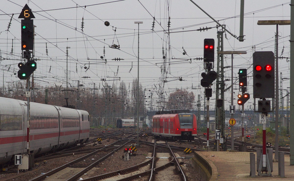 Doppelausfahrt! - Langsam schlängeln sich ein ICE 1 und ein 425er als S Bahn nach Karlsruhe aus dem Mannheimer Hauptbahnhof. 06.12.2014
