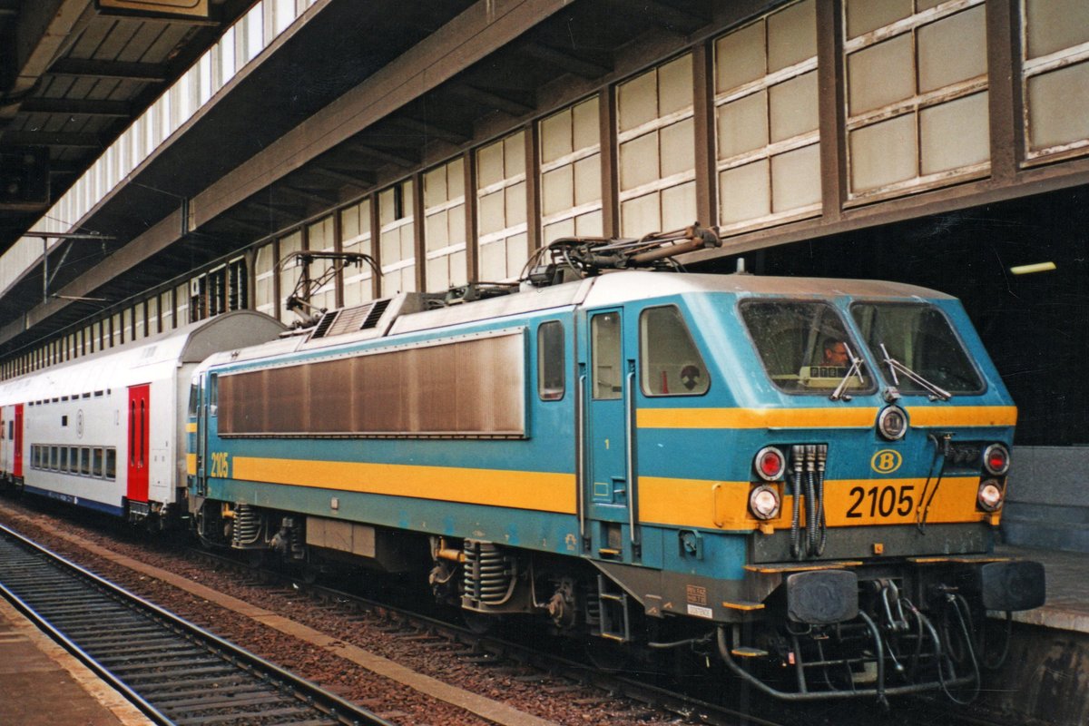 Doppeldecker-IC nach Charleroi Sud mit 2105 steht am 19 September 2004 in Bruxelles-Midi.