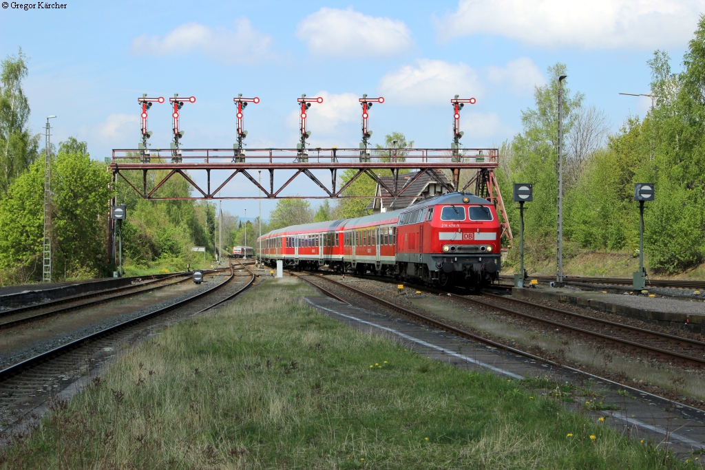 Doppeleinfahrt in Bad Harzburg. Rechts die 218 474-5 fährt mit dem RE 14067 aus Hannover im Zielbahnhof ein. Links ist noch der VT 628 aus Braunschweig zu sehen. Aufgenommen am 21.04.2014.