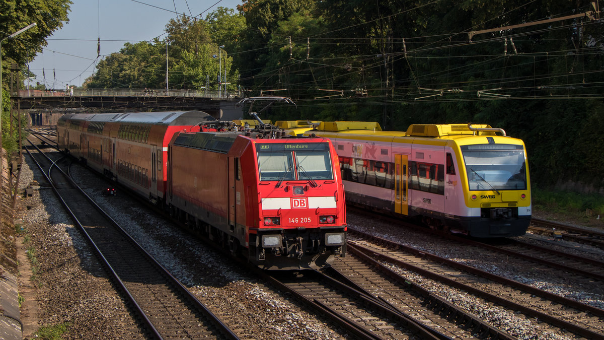 Doppeleinfahrt in den Bahnhof Offenburg, 146 205-0 mit einem RE, die SWEG 514 mit einer RB. Abgelichtet am 25. Juli 2018. 