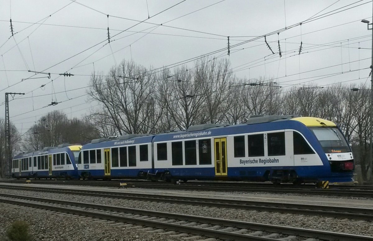 Doppelgarnitur der Ammerseebahn im Bhf Geltendorf, 28.03.2016.
Der Zug befindet sich im Bahnhofsvorfeld in Richtung Weilheim.

