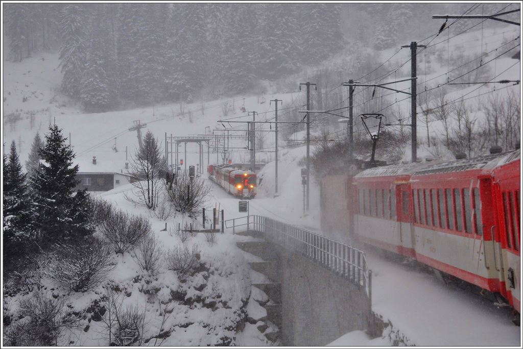 Doppelkreuzung zwischen R827 und R824 sowie einem Autozug in Dieni. (13.01.2016)
