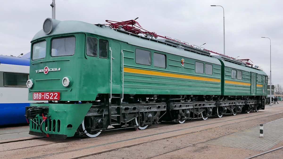 Doppellok ВЛ8-1522 auf dem Freigelände des Russischen Eisenbahnmuseums in St. Petersburg, 4.11.2017