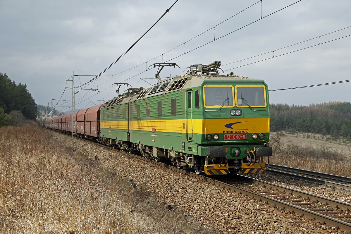 Doppellok 131 040 - 131 039 mit Güterzug bei Ganovce am 23.03.2017.