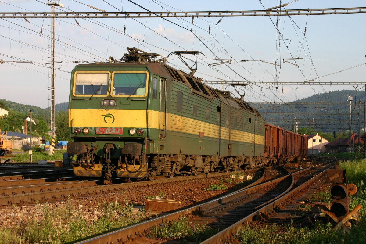 Doppellok 131065 fhrt am 30.5.2005 mit einem Gterzug Richtung Tschechien aus
dem slowakischen Bahnhof Cadca aus.