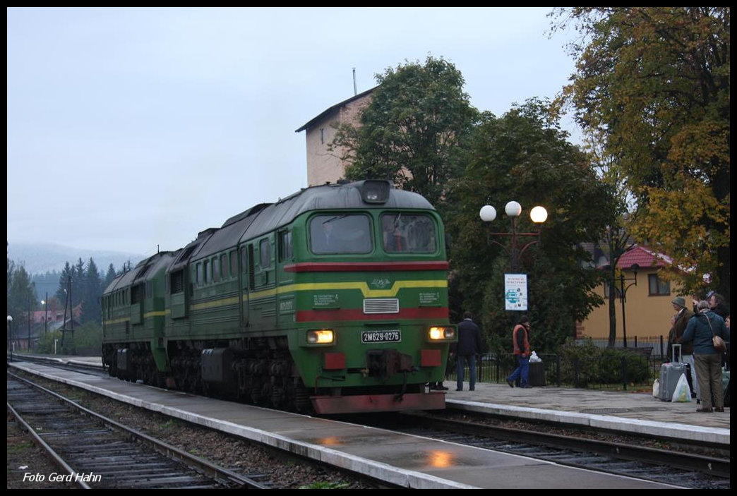 Doppellok 2M62U-0276 durchfährt am Morgen des 14.10.2016 den Bahnhof Vorokta in Richtung Rachiv.