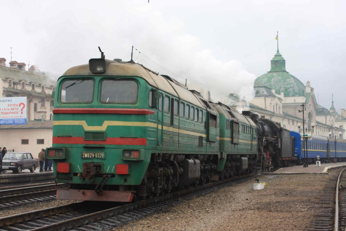 Doppellok 2M62U-0328 war die Rückversicherung für unsere betagten Dampfloks bei der Sonderzugfahrt von Lviv in die Karpaten. Hier leistet sie am 18.02.2008 Vorspann im Bahnhof Czernowitz.