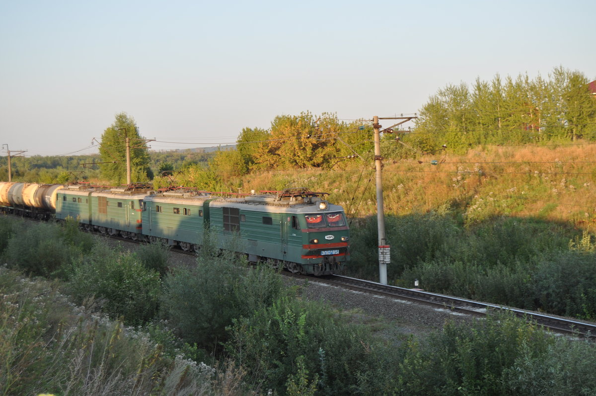 

Doppellokomotive ЭЛ10-851 hat mit einer weiteren ЭЛ10-Einheit am 20.08.2016 den Bahnhof Ufa verlassen und ist auf dem Weg nach Perm.