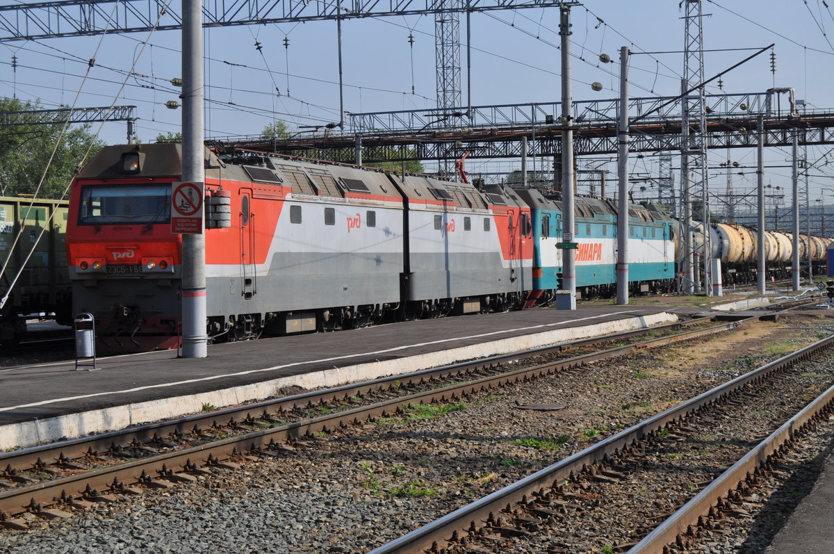 Doppellokomotive 2ЗC6-160 in Doppeltraktion bei der Durchfahrt durch den Bahnhof Ufa am 24.08.2016