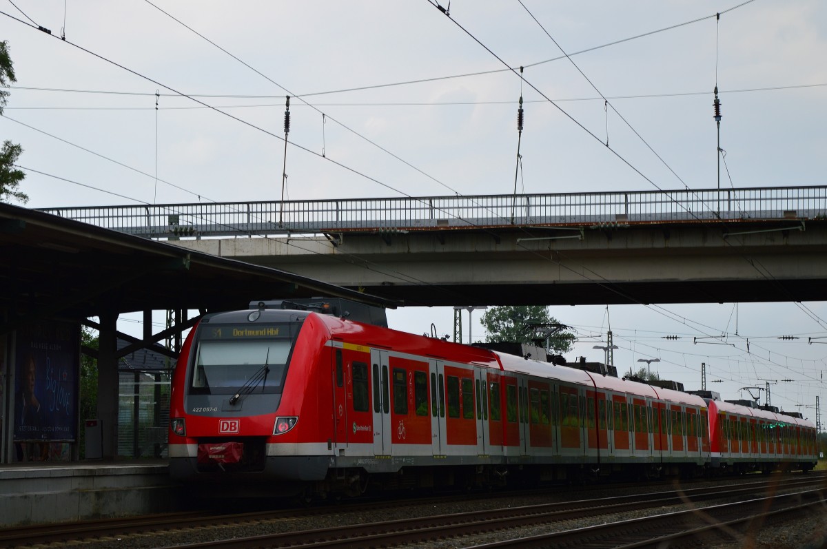 Doppelpack 422ziger als S1 in Angermund, am Zugschluss befindet sich der 422 057-0.
14.6.2015