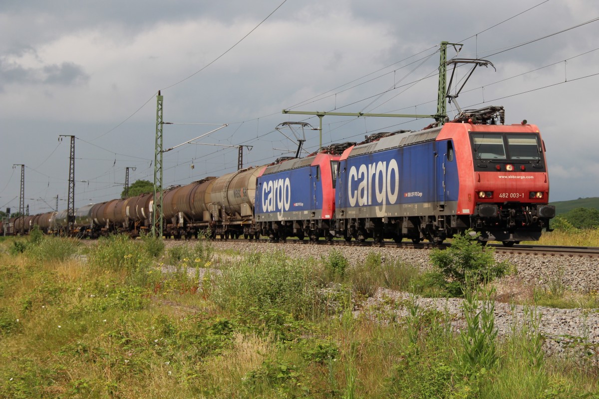 Doppelpack: 482 003-1 und 482 xxx-x mit einem langen Kesselwagenzug in Richtung Süden kurz vor Schliengen. 20.06.2015