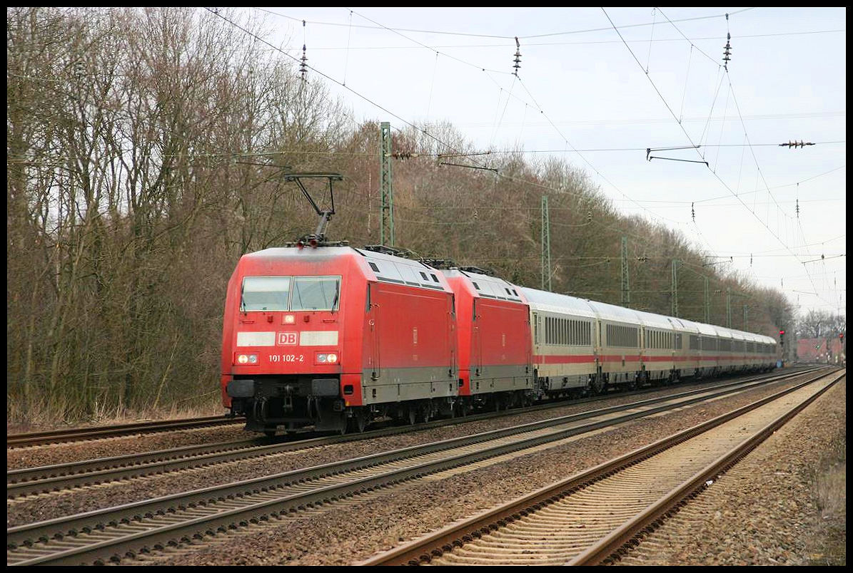 Doppelpack vor Intercity: Bei der Durchfahrt in Natrup Hagen am 2.4.2006 um 10.46 Uhr hatte die 101102 nicht nur ihren Intercity Richtung Münster am Haken. Sie führte auch noch die abgebügelte 101115 mit!