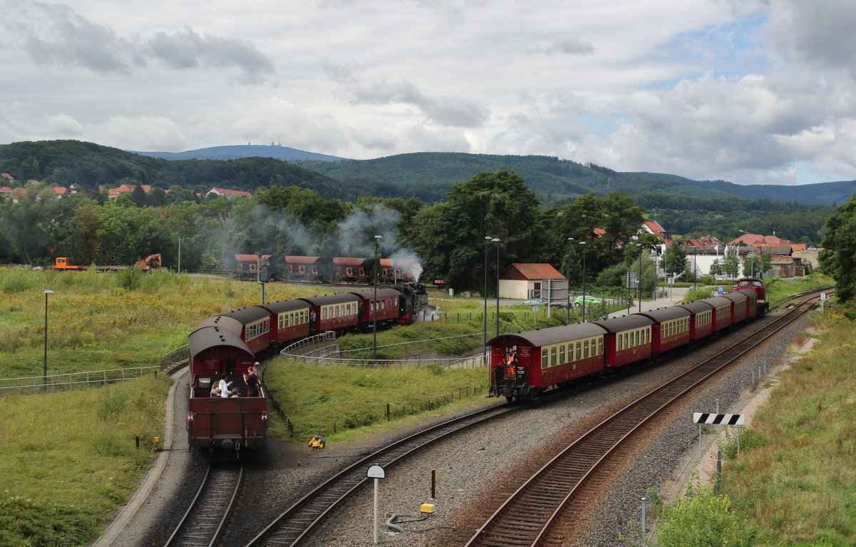 Doppelscheinausfahrt.
Auch wenn es nach einer Doppelscheinausfahrt aussieht, ist dies keine. Links hat sich gerade P8903 (Wernigerode - Eisfelder Talmühle) auf seine Reise gemacht, während rechts eine geschobene Rangierfahrt mit besetzter Spitze stattfindet. Der Mann auf dem ersten Wagen ist der Lokrangierführer, welcher die Lok über Funkfernsteuerung steuert.

Wernigerode, 13. August 2017
