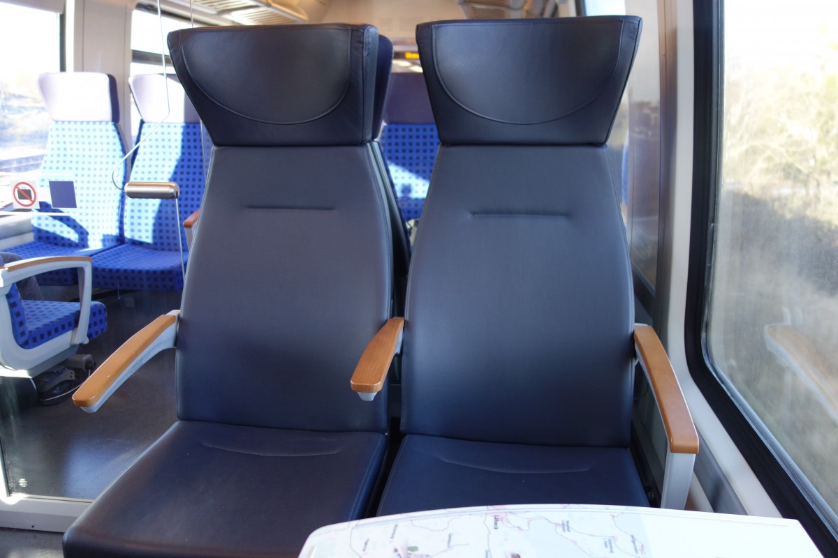 Doppelsitze der 1.Klasse im RE 4380 Ludwigslust - Wismar im Februar 2015. Auf dieser Strecke werden Talent 2-Triebzüge in der Konfiguration der S-Bahn Rostock eingesetzt (Linie RE7). In den fünfteiligen Triebzügen ist die 1.Klasse mit nur sechs Plätzen die kleinste aller Talent 2-Triebzüge, auf die Gesamtzahl aller Plätze im Zug bezogen. Februar 2015 / 442 338-0