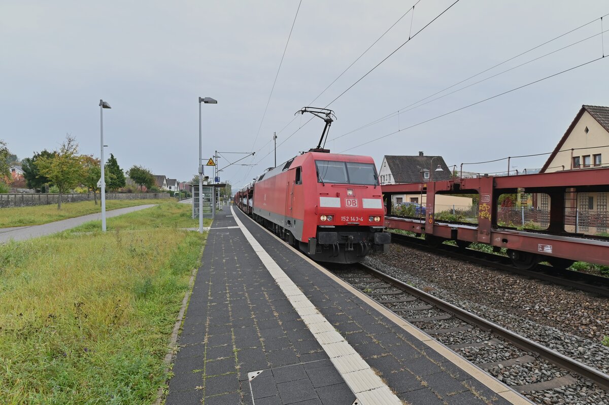Doppelspiel.
Links ist der belandene Audi 152 143 in Offenau zusehen und rechts sind die Leerwagen zusehen die von der 145 018-8 gezogen gen Bad Friedrichshall Hbf fahrend ist zusehen. Dienstag 19.10.2021 
