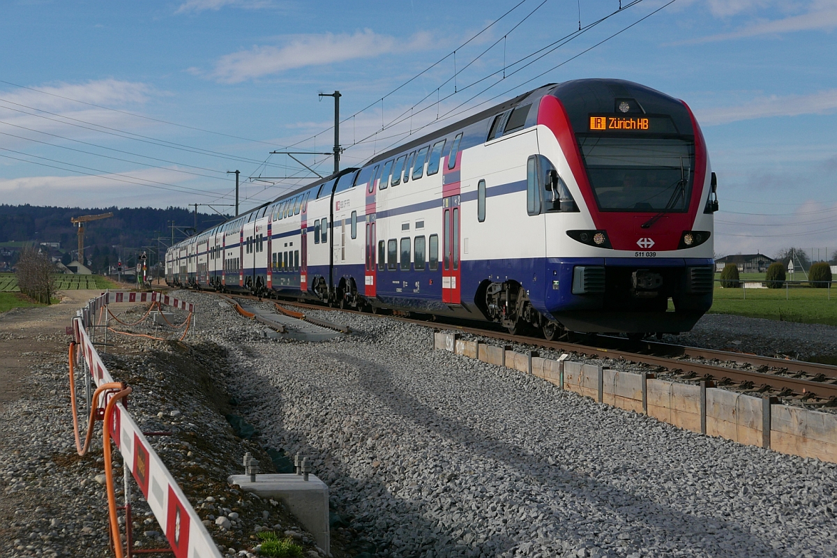 Doppelspurausbau Weinfelden-Kehlhof (||) - Einen Monat spter ist das neue zweite Gleisbett mit Schotter gefllt. Das Ende bzw. den Anfang des Doppelspurausbaus in Berg (TG) passiert am 26.12.2016 der RABe 511 039 auf der Fahrt von Konstanz nach Zrich als IR 2122. Seit dem Fahrplanwechsel 2016/2017 ersetzen vereinzelt Triebzge die bisher fast ausschlielich lokbespannten IRs zwischen Zrich und Konstanz.