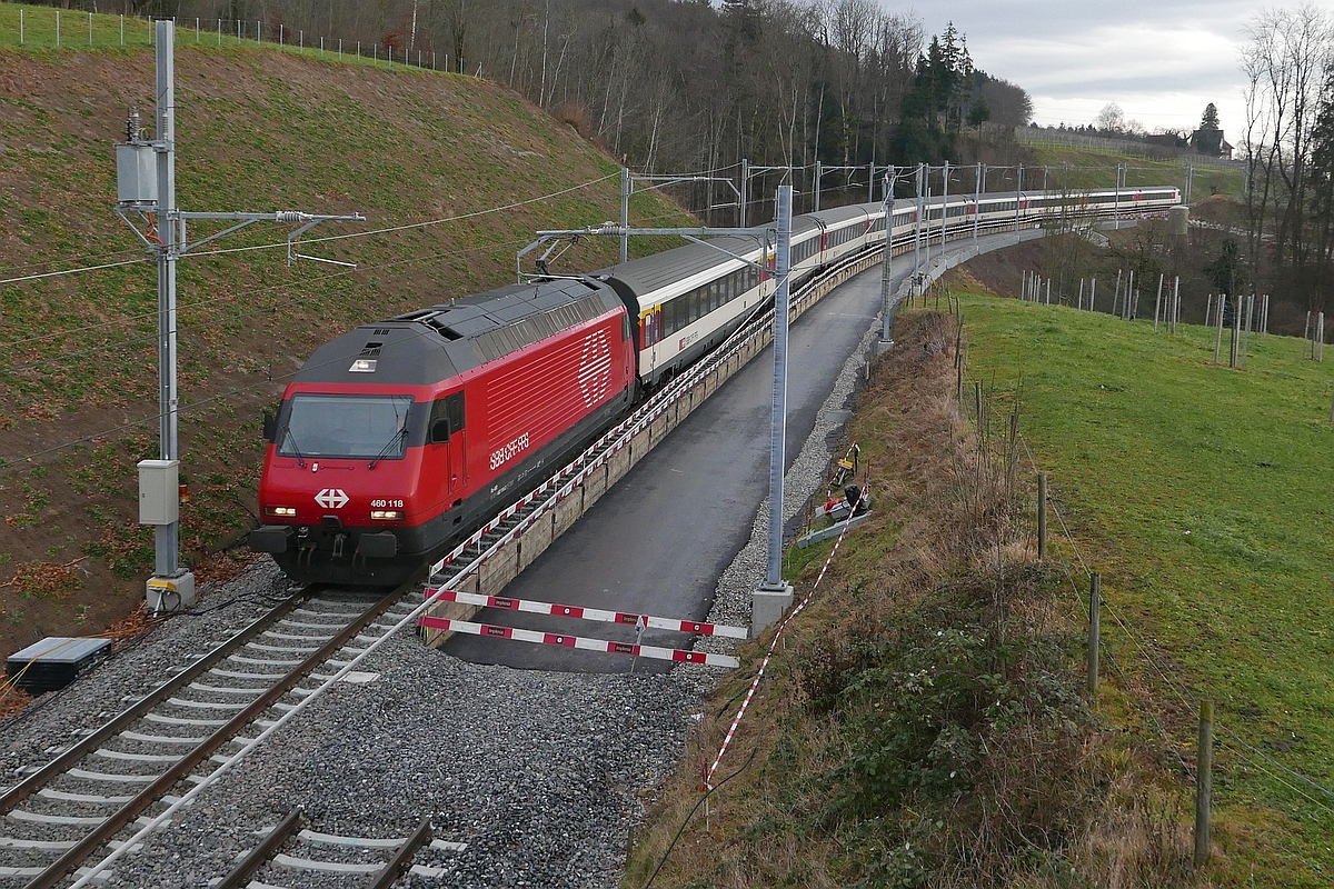 Doppelspurausbau Weinfelden-Kehlhof – Nach den im April 2016 begonnenen Ausbauten fährt am 27.12.2017 die Re 460 118 mit den Wagen des IR 2120, Konstanz - Zürich, bereits über das neue Gleis des zukünftig kurz vor Weinfelden, in Unterhard endenden Doppelspurabschnittes, während das alte Gleis entfernt wurde, um Gleisunterbau und Gleis zu erneuern.