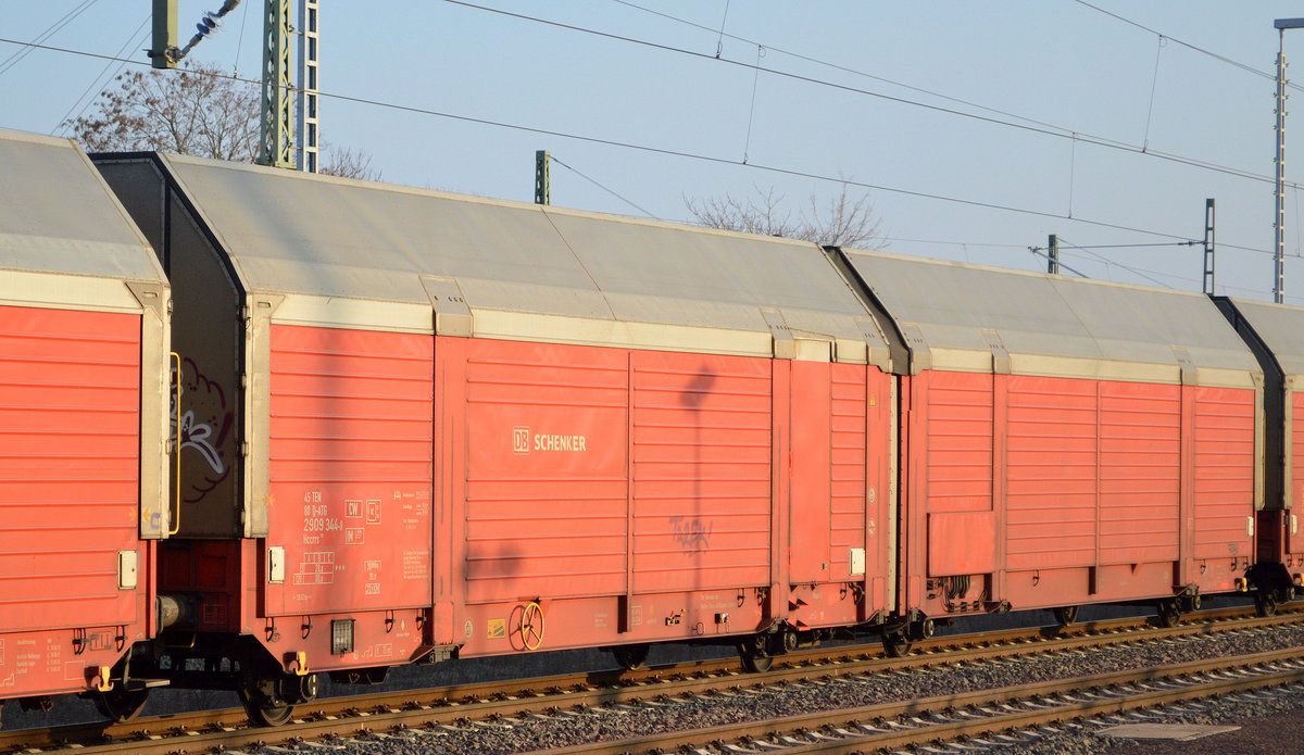 Doppelstock- Autotransportwagen vom Einsteller DB Schenker Rail Automotive GmbH mit der Nr. 45 TEN 80 D-ATG 2909 344-0 Hccrrs 328  in einem Ganzzug am 21.03.19 Durchfahrt Magdeburg Hbf.