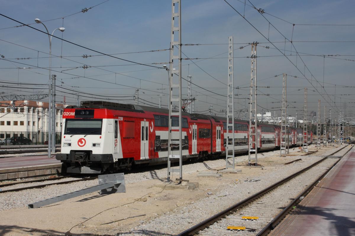 Doppelstock Elektrotriebwagen 020M steht am 30.10.2009 im Vorfeld des Madrider Bahnhof Chamartin.