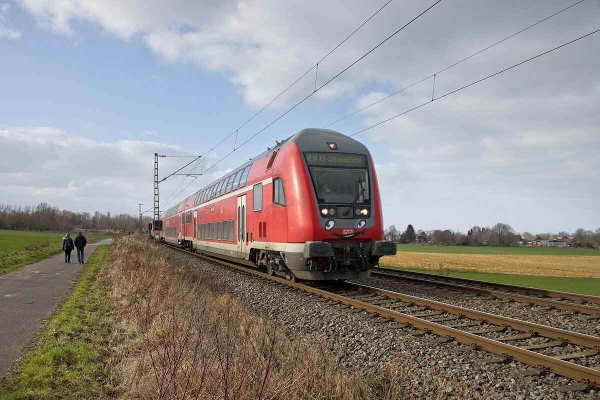 Doppelstock-Garnitur von DB Gebrauchtzug, geschoben von einer 111, als Ersatzverkehr auf der Linie RE 11 bei Unna-Uelzen (30.01.2022)