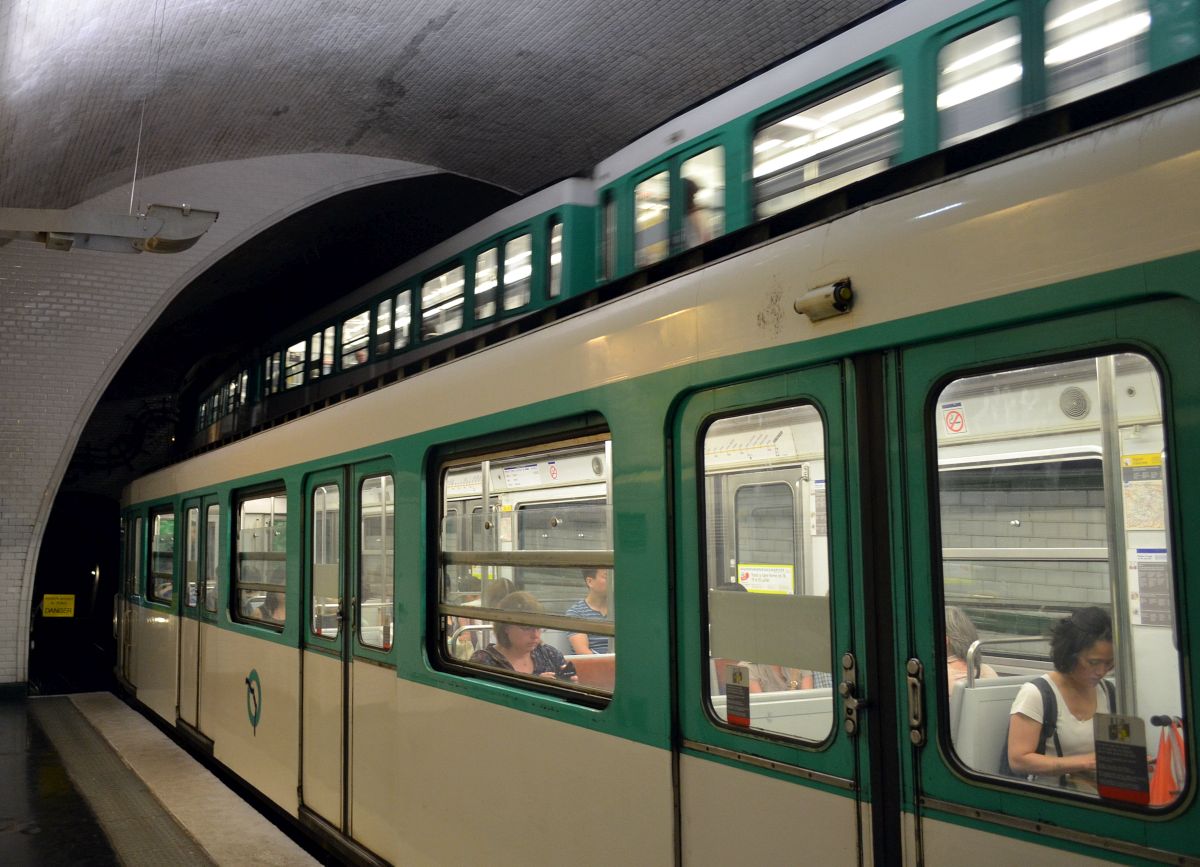 Doppelstock-Metro an der Pariser Station  Mirabeau  - Linie 10. Hier, im Südwesten der französischen Hauptstadt, geht es nur in Richtung Zentrum. Die Züge zum Stadtrand rauschen auf einer Rampe vorbei. 6.7.2015