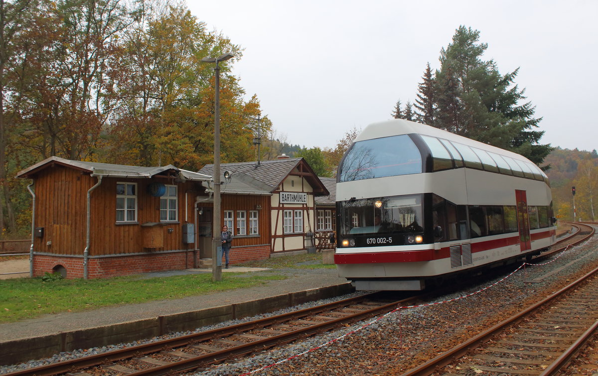 Doppelstock-Schienenbus 670 002 unterwegs auf der Elstertalbahn. Die Sonderfahrt von Gera nach Dresden über Plauen macht einen Halt an dem interessanten Bahnhofsgebäude der Barthmühle unweit der Elstertalbrücke. Aufgenommen am 26.10.2018