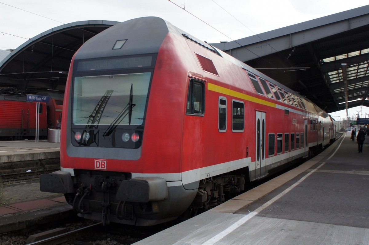 Doppelstock-Steuerwagen der Bauart DABbuzfa 778 als S-Bahn unterwegs nach Halle-Nietleben. Aufgenommen vor dem Fahrplanwechsel in Halle (Saale) Hauptbahnhof im Dezember 2015.