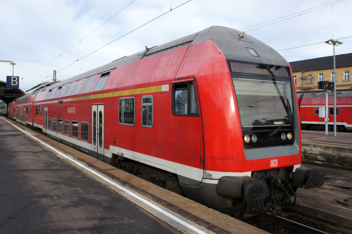 Doppelstock-Steuerwagen der Bauart DABbuzfa 778 als RE unterwegs nach Nordhausen. Wagennummer: 50 80 86 - 33 010 - 9 DABbuzfa 778.4 - beheimatet in Halle/Saale. Aufgenommen vor dem Fahrplanwechsel in Halle (Saale) Hauptbahnhof im Dezember 2015.