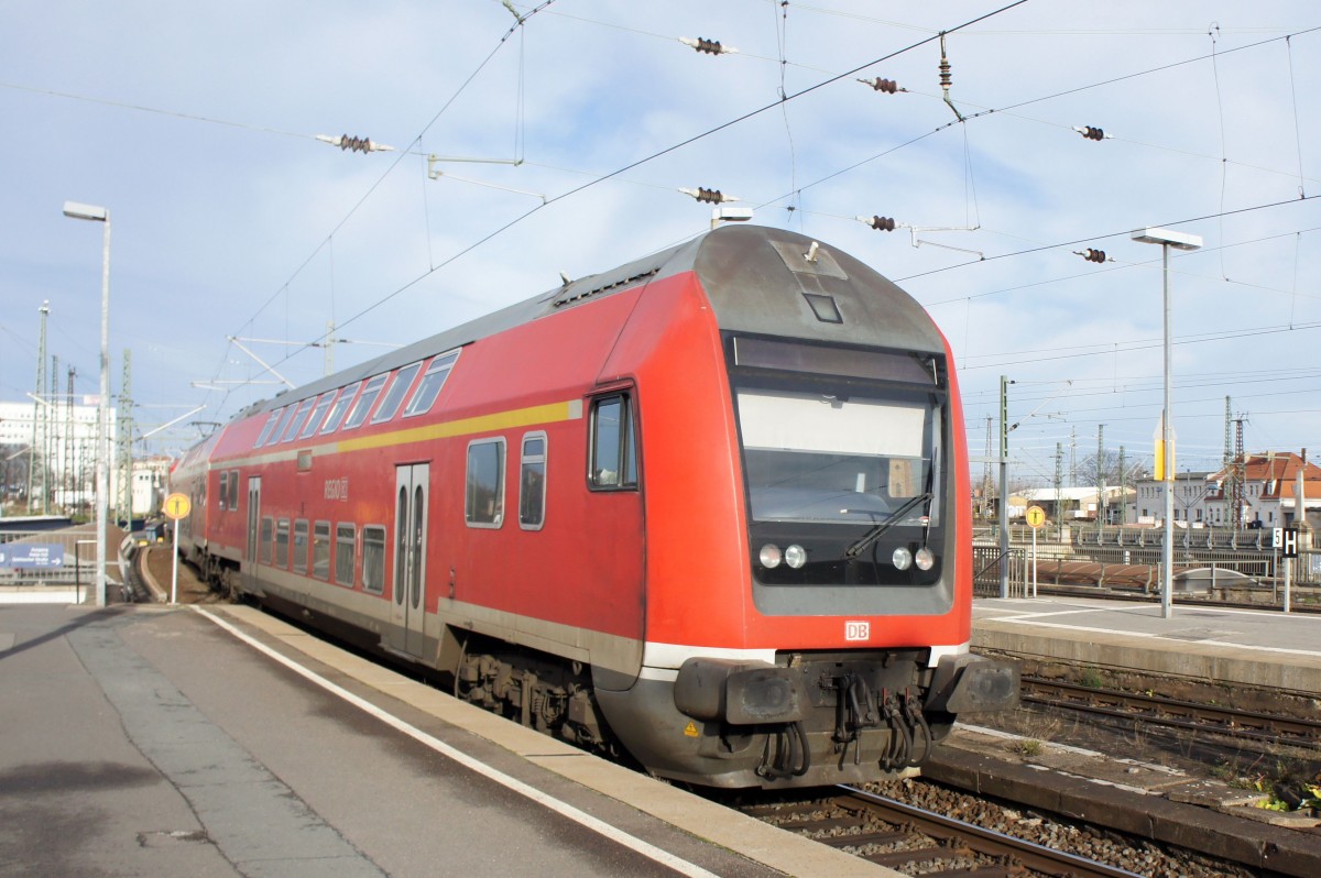 Doppelstock-Steuerwagen der Bauart DABbuzfa 778. Aufgenommen vor dem Fahrplanwechsel in Halle (Saale) Hauptbahnhof im Dezember 2015.