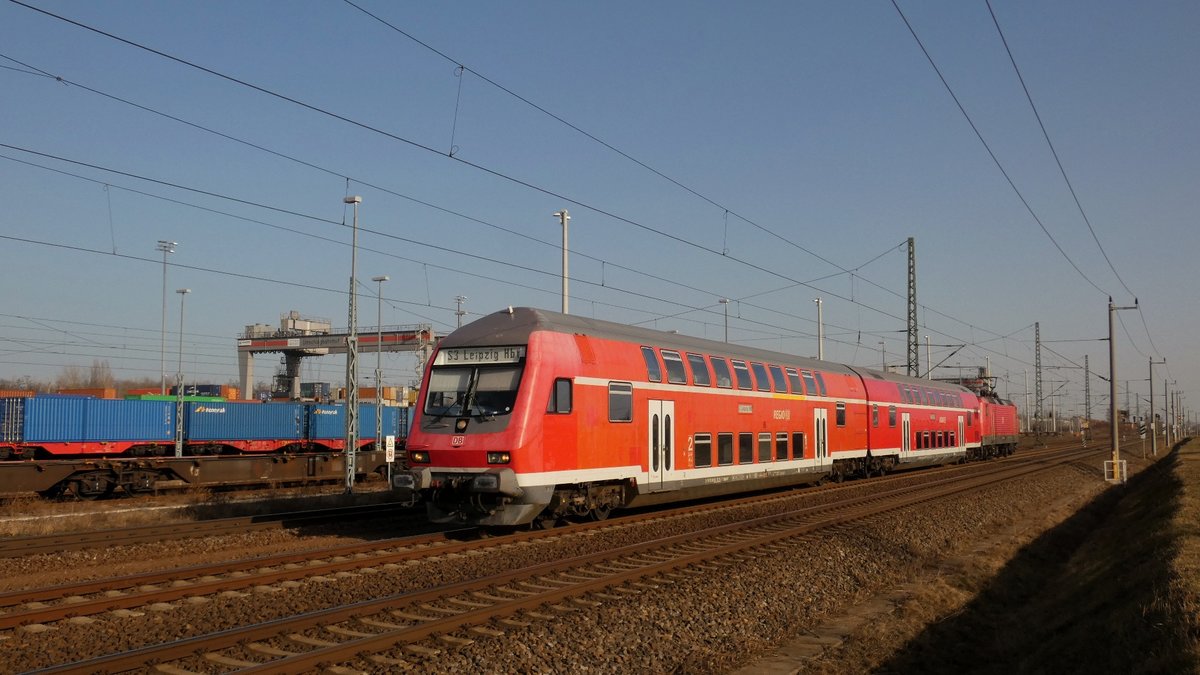 Doppelstock-Steuerwagen der Bauart DBbzfa 762 (verkehrsrot) der DB Regio AG Sdost fhrt als Verstrker der S3 zwischen Schkeuditz und Leipzig Hauptbahnhof. Hier zu sehen am GVZ kurz vorm Haltepunkt Leipzig-Ltzschena. 