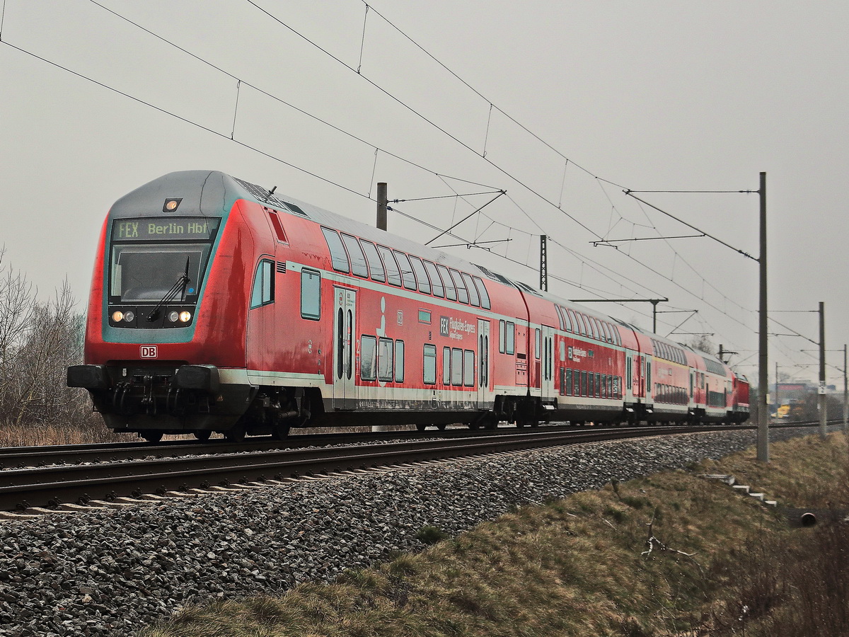 Doppelstock Steuerwagen D DB 50 80 86 21 103 – 3 DBpbzfa mit dem FEX - Flughafen-Express Berlin·in Richtung Berlin Hauptbahnhof am 27. Februar 2022 bei Schönefeld mit Schublok 147 004 .




