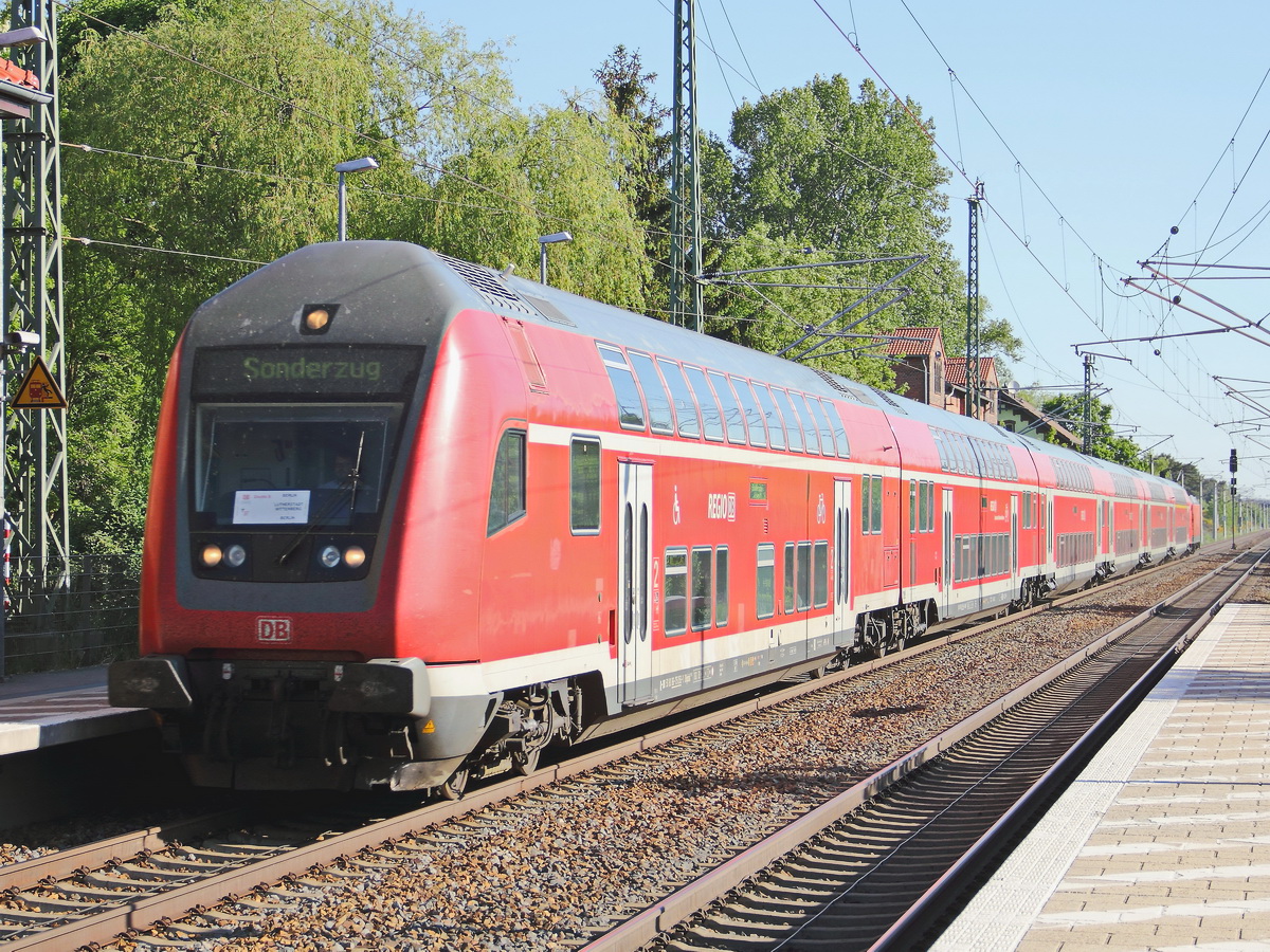 Doppelstock-Steuerwagen des Sonderzuges geschoben von 146 106-0 mit 7 Dosto zum Kirchentag 2017 von Berlin nach Lutherstadt Wittenberg am 28. Mai 2017 in Großbeeren.
