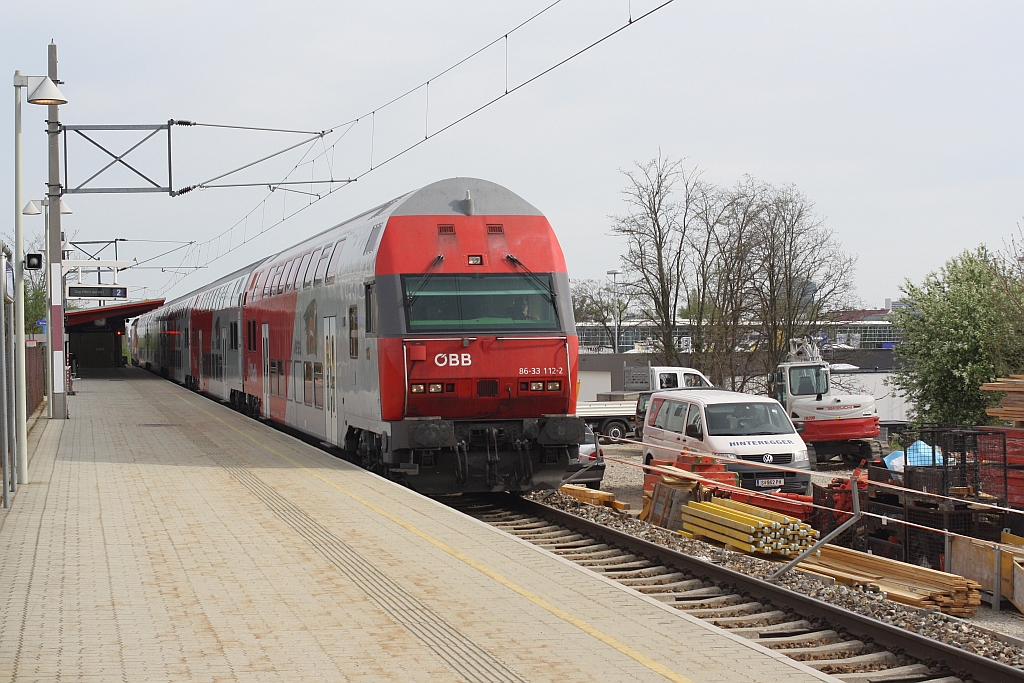 Doppelstocksteuerwagen 86-33 112-2 am 22.April 2015 in der im Umbau befindlichen Hst. Brünnerstrasse.