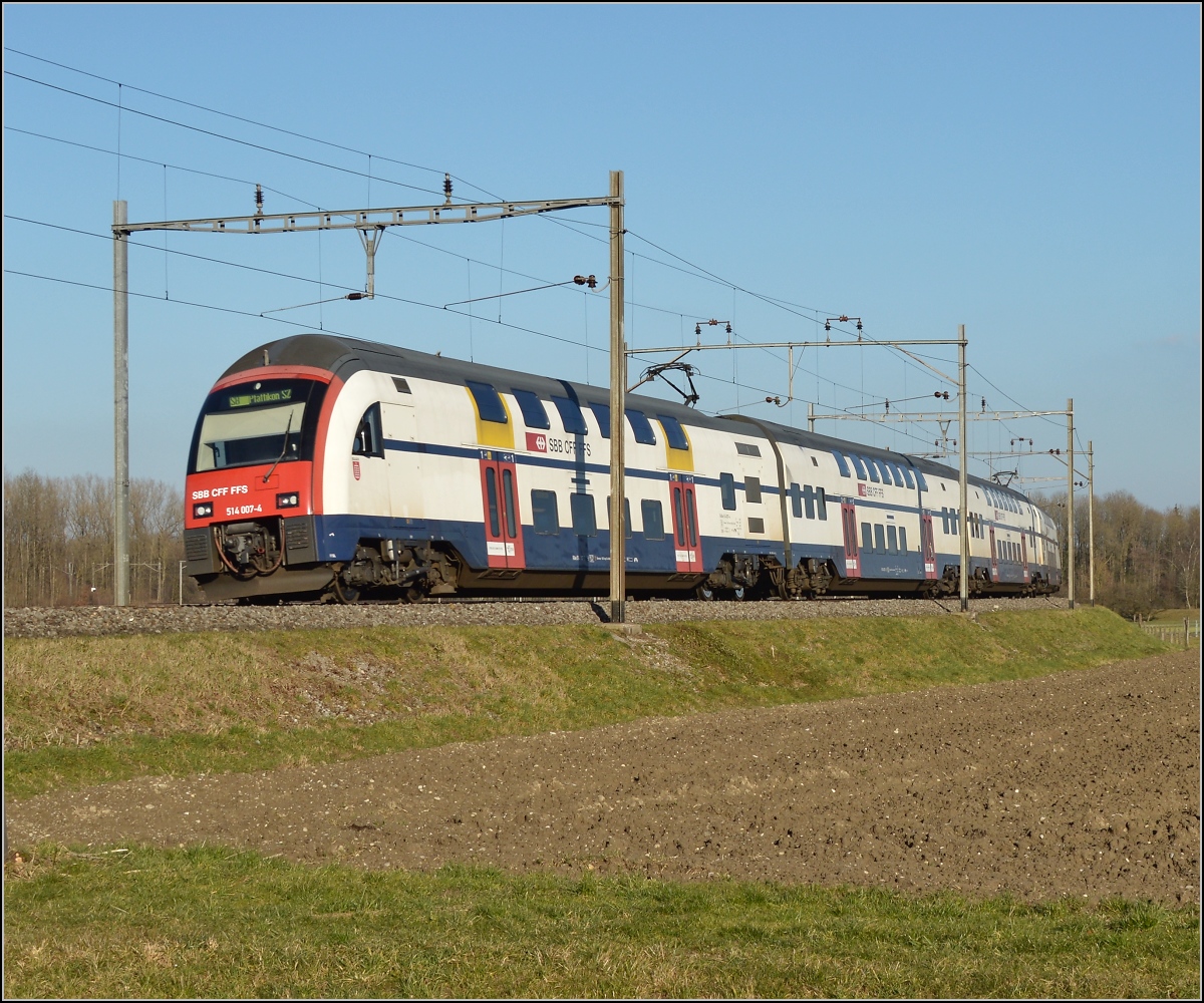 Doppelstocktriebzug der Zürcher S-Bahn 514 007-4 auf der Thurtalstrecke bei Eschikofen. Februar 2014.