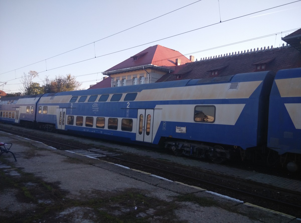 Doppelstockwagen der CFR. Diser Zug, gebildet aus 3 Wagen kam am 01.11.2015 aus Richtung Fetesti im Ostbahnhof Bucuresti (Bucuresti Obor) an.