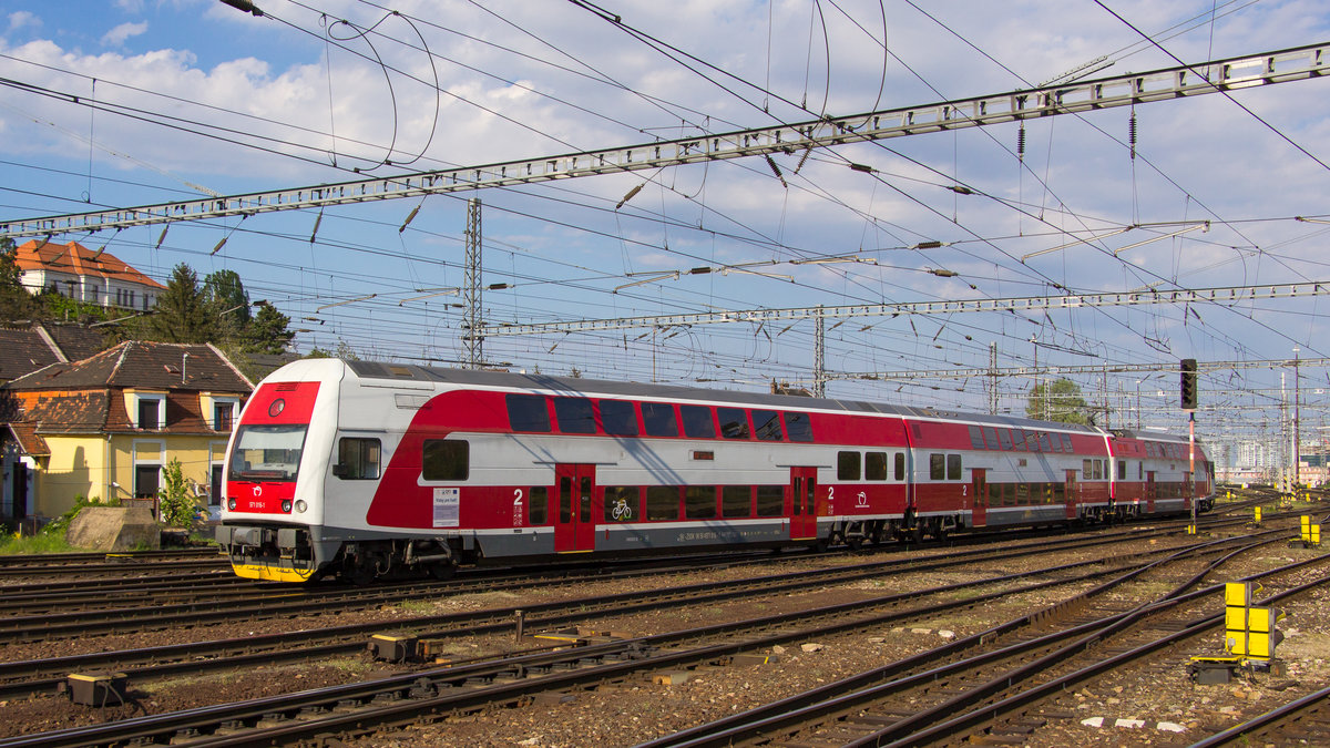 Doppelstockwaggons ohne Loks, so oder so ähnlich sieht das aus. 971 016-1 ist am 22. April 2019 in Bratislava unterwegs. 