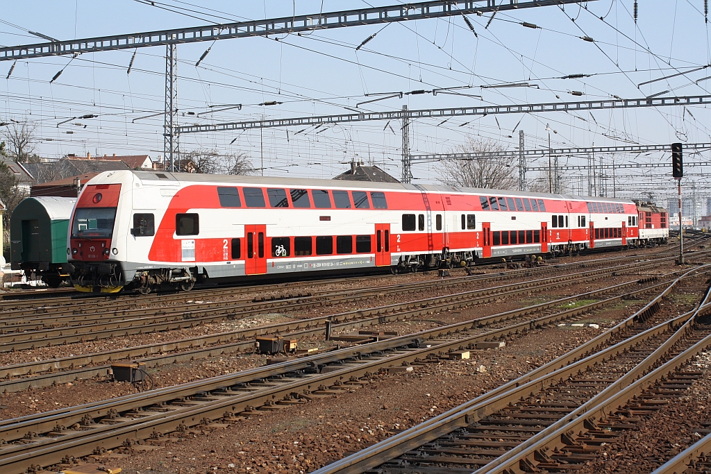 Doppelstockwendezug mit dem ZSSK 96 56 4951 004-1 an der Spitze und geschoben von der ZSSK 263 011-9 am 18.März 2015 in Bratislava hl.st..