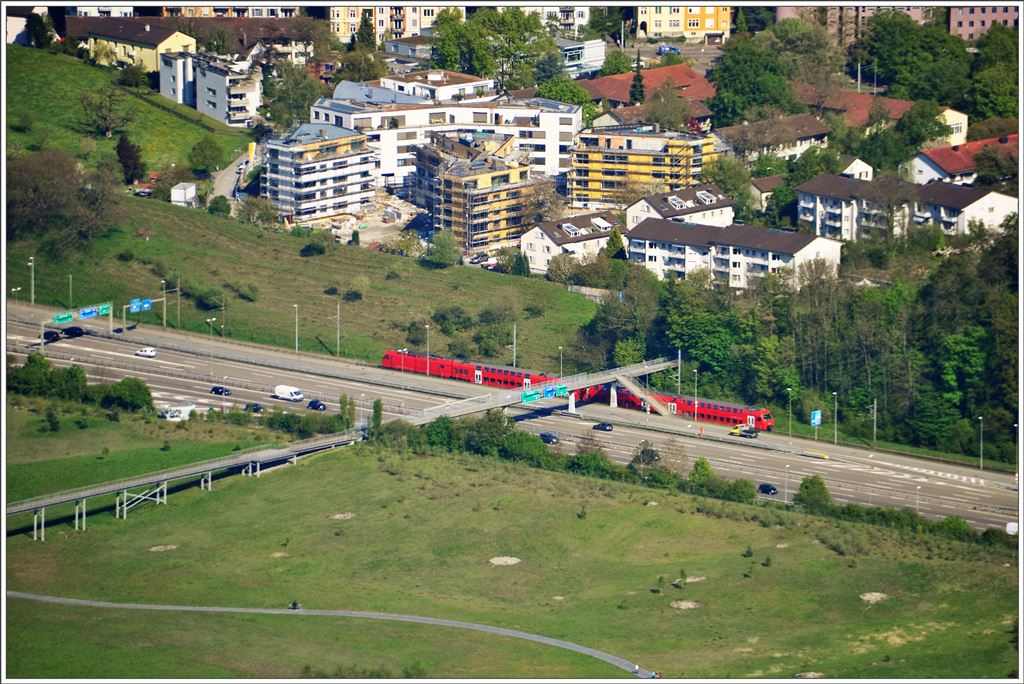 Doppelstockzug Re 450 ex SBB zwischen Brunau und Manegg, wo die Strecke nach Langau a/A. parallel zur A3  verläuft. (29.04.2016)