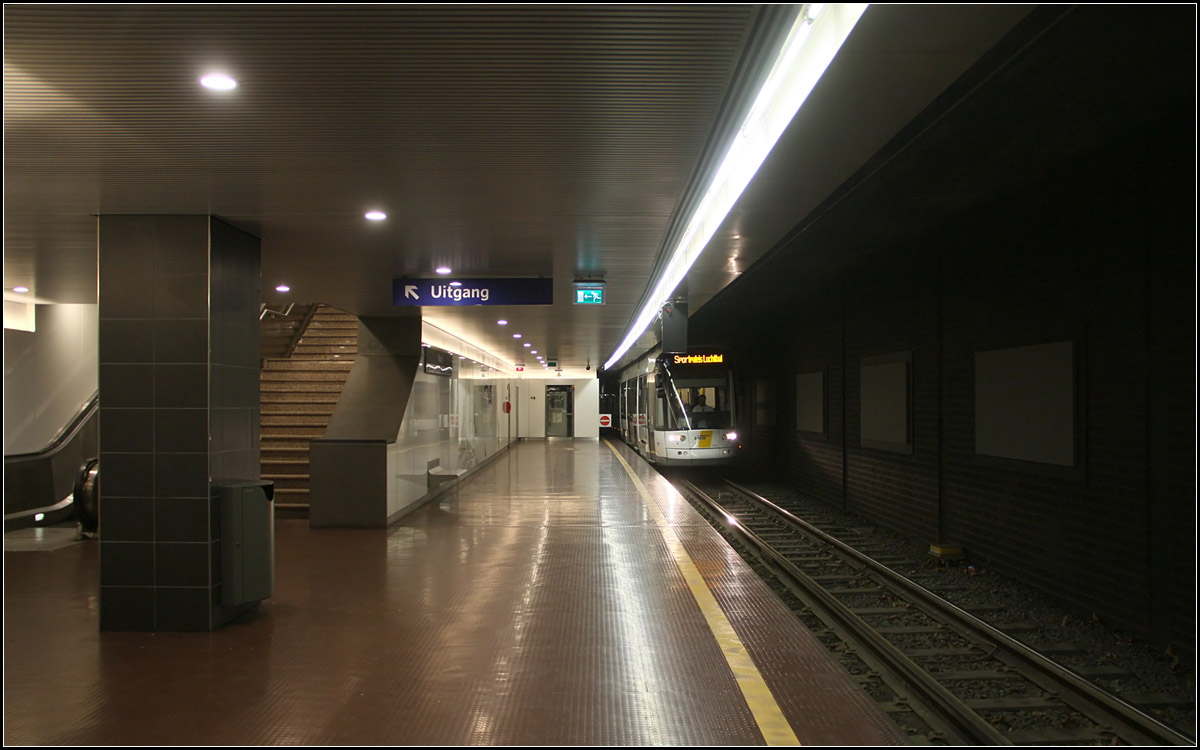 Doppelstöckige Pre-Metro-Station -

Die meisten Stationen auch sämtliche der bislang nur im Rohbau vorhandenen Stationen wurden doppelstöckig angelegt. In der Regel liegt der Stadtauswärtsbahnsteig in der unteren Ebenen. Auch die Tunnelröhren zwischen den Stationen liegen übereinander.

Hier ein Blick in die obere Ebene der 1980 eröffneten Station Plantin. 

Wenn ich es recht verstanden haben, sind auch die U-Haltestellen in Antwerpen Bedarfshaltestellen. Will man mit einer bestimmten Linie mit muss man gegebenfalls winken. Die Züge halten im im vorderen Bereich des Bahnsteiges. Bei dichten Verkehr kann der nachfolgende Zug dann schon in den hinteren Bahnsteigbereich einfahren.

22.06.2016 (M)

