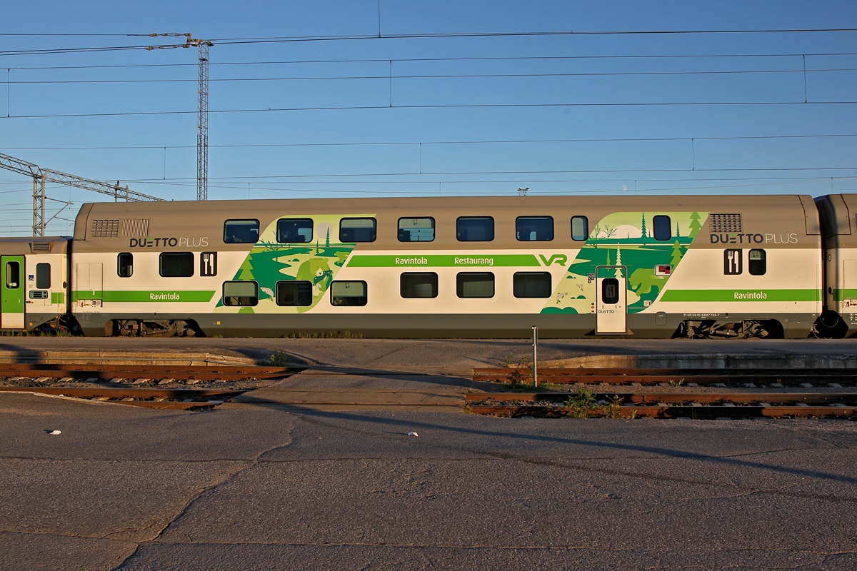 Doppelstöckiger Ravintolavaunu(Restaurantwagen)der VR steht unter Mitternachtssonne abgestellt am Bahnhof Rovanniemi am 7.7.2014