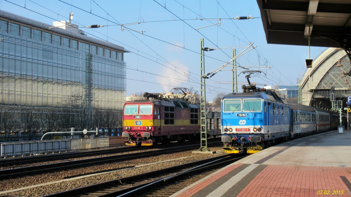  doppelt  der Sonne entgegen Richtung Tschechien, links die 372 008 mit einem leeren Autozug und rechts die 371 001 mit einem EC (07.02.2015)