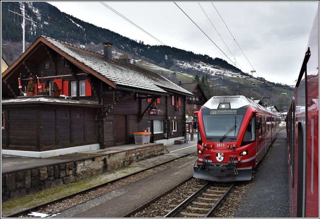Doppelte Ausnahme, zwei Allegras ABe 8/12 statt Lok bespannte Züge kreuzen sich als RE1740 und RE1737 in Trun statt Rabius. (02.12.2019)