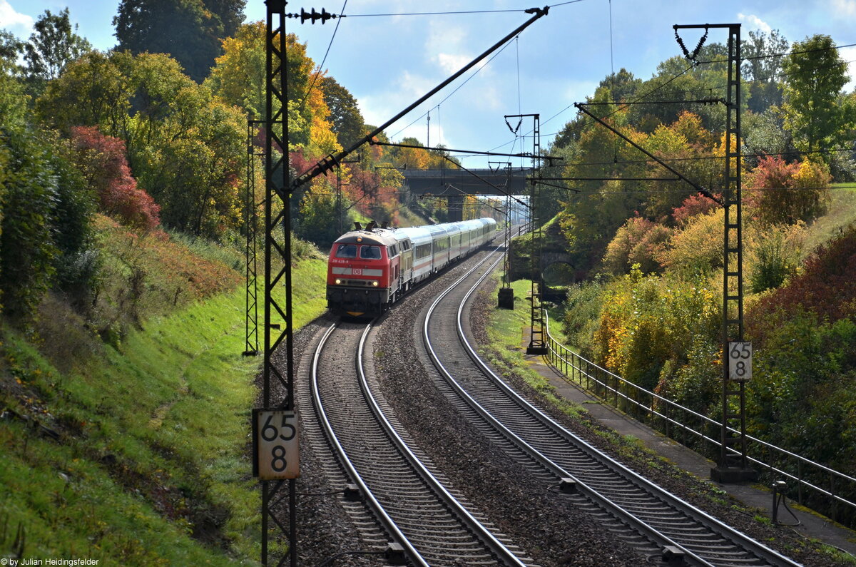 Doppelte Dieselpower auf Talfahrt auf der Geislinger Steige. 218 429-9 und 218 446-3 ziehen den IC 2012 von Oberstdorf nach Dortmund Hbf. In Stuttgart ist Lokwechsel und die 218er übernehmen den Gegenzug. Aufgenommen am 03.10.2022 (Gegenlichtaufnahme)