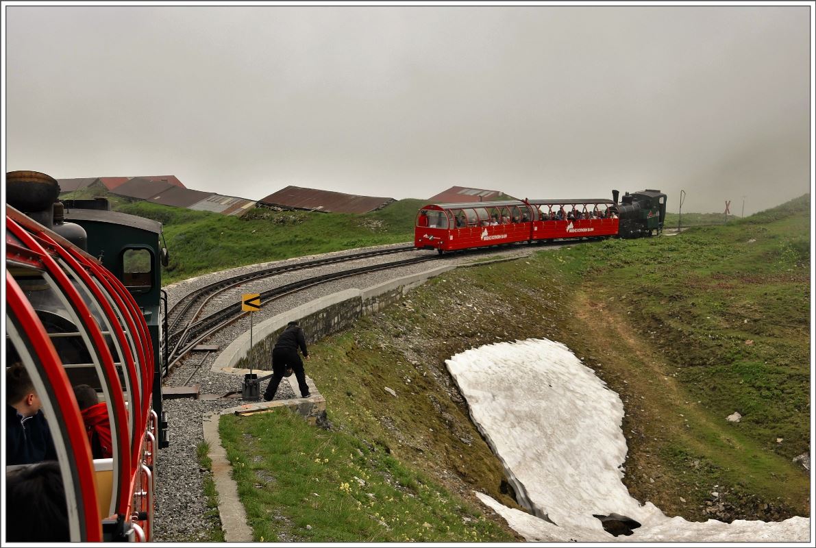 Doppelte Zugskreuzung in Oberstafel. Die grünweisse Tafel am bergwärts fahrenden Zug zeigt an, dass noch ein weiterer Zug folgen wird. (20.06.2016)