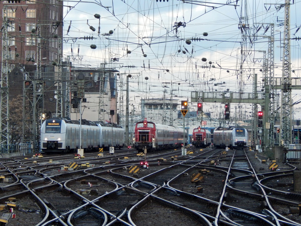 Doppeltes Doppel gabs an Morgen des 21.12 in Kölner Gleisfeld. 
Links fuhr 460 17 als MRB32 nach Köln Deutz während rechts 460 004 als MRB32 nach Remagen fuhr. In der Mitte rangierten 363 113-2 links und 363 651-1 rechts.

Köln 21.12.2015