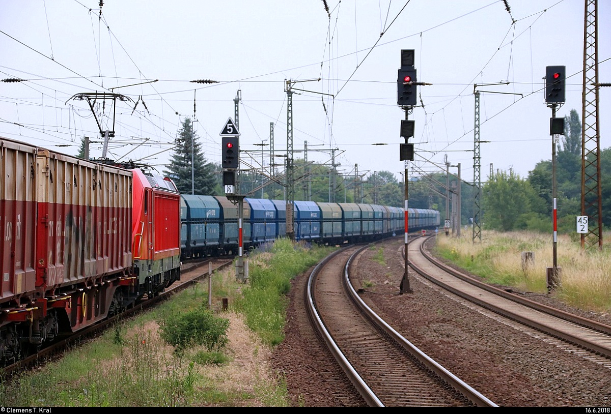 Doppeltes Pech:
Während ein Kohlezug Naumburg(Saale)Hbf im Hintergrund Richtung Großkorbetha verlässt, wartet ein gemischter Gz mit 187 ??? DB teilweise außerhalb des Bahnsteigs noch auf Ausfahrt. Vorher war es unmöglich, diese Züge vernünftig aufzunehmen.
[16.6.2018 | 7:49 Uhr]