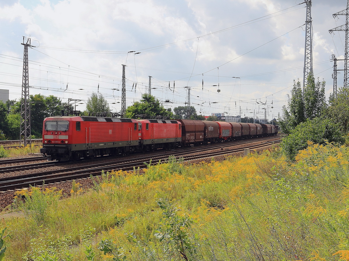 Doppeltraktion 143 055-2 und 143 840-7 mit einem kurzem Güterzug kurz hinter dem Berlin Flughafen Schönefeld am 27. August 2017.